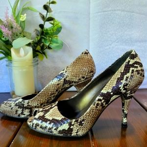 Stuart Weitzman 7.5 Alligator print pumps